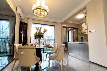 面朝公园全新装修未住龙飞山城162平大四房119万